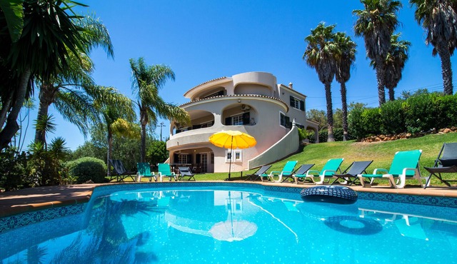 Villa Bliss - 450m² Luxury Oasis w/ Saltwater Pool