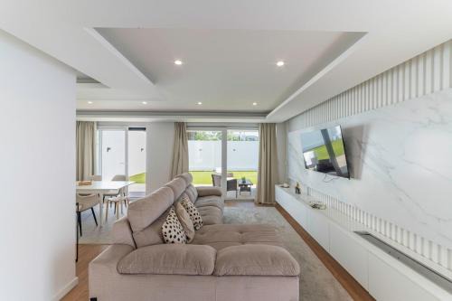 Villa Campolide - Stylish 4BR Home with Jacuzzi