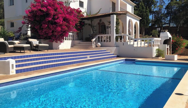 Villa Casa Zimbreira with Pool, Wi-Fi, Gardens & Tennis Court