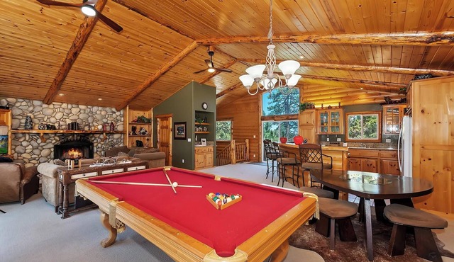 Villa Grove Lodge by Destination Big Bear : Garage Parking! Pool Table! Outdoor Hot Tub! WiFi! Gas BBQ!