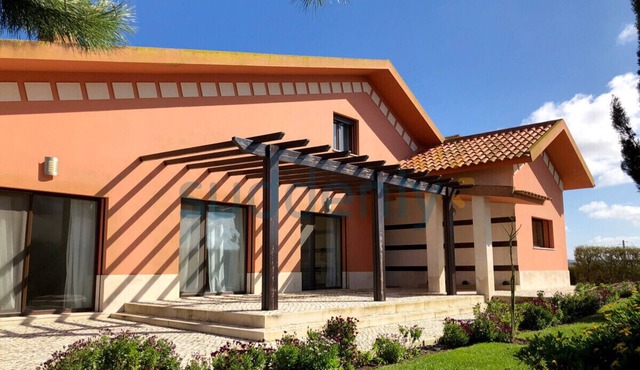 Villa Oliveira - 4 bedroom countryside villa with garden, close to Baleal