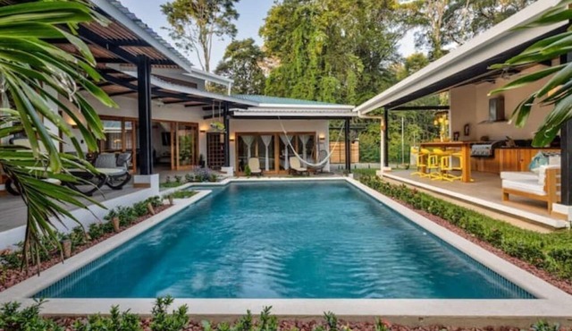 Villa Port Vell, new home 4 BR/4 BA, pool and bar! Now with A/C
