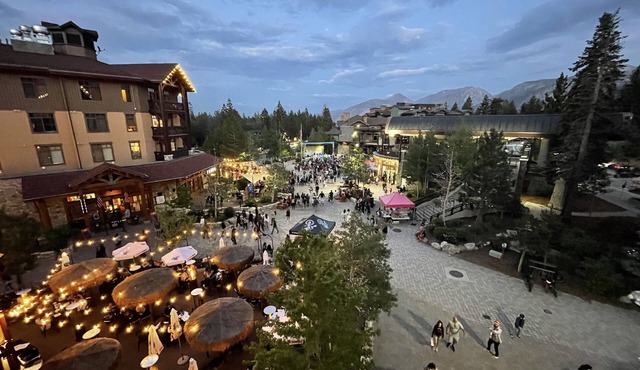 Village Center Stage Premium 3Bedroom - 3Bath Suite - Overlooking Gondola Square