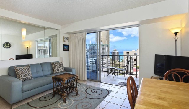 Waikiki Ocean View Suite! Free Parking, Full Kitchen, 5-min walk to beach!