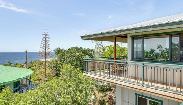 Walk to Beach! Big Island Bungalow w/Ocean View