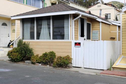 Walk to Beach & Main St: Catalina Island Cottage!