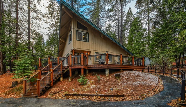 WALK TO FLY-IN LAKE, ACCESS TO GOLF + SNOWFLAKE LODGE