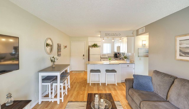 Walk to Lake, Dining & Shops: Lake Havasu Condo