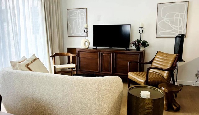Walk to Town, 2 Bedrooms, MCM, Hearst Castle, Grocery and Antique Stores