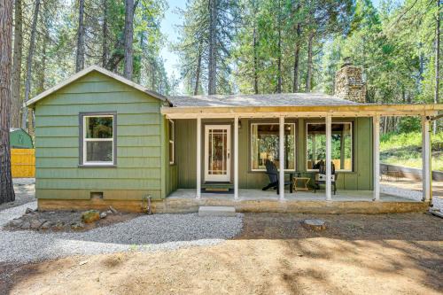 Walk to Winery: Cozy Cabin w/Fire Pit in Murphys