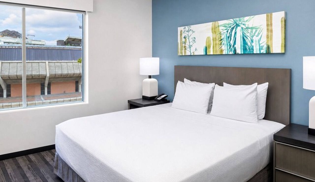Walkable Tempe Gem – Pool, Gym, Near Trails, | Breakfast Included