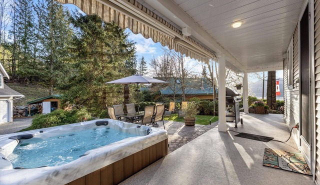 Waterfront Harrison Lake Retreat in Harrison Hot Springs