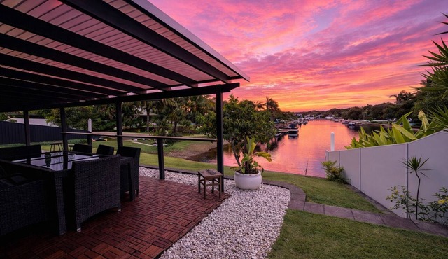 Waterfront Family Home - Sleeps 6 - Pet Friendly