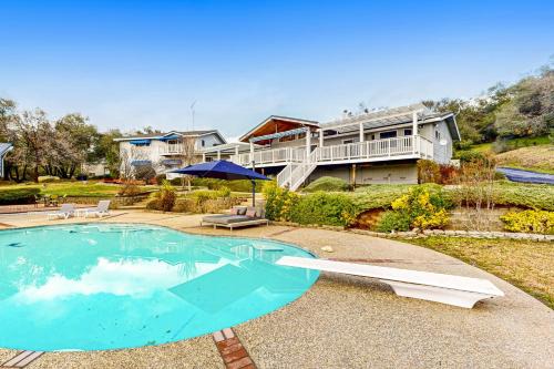 'Whispering Oaks Estate' w/Pool & View in Murphys