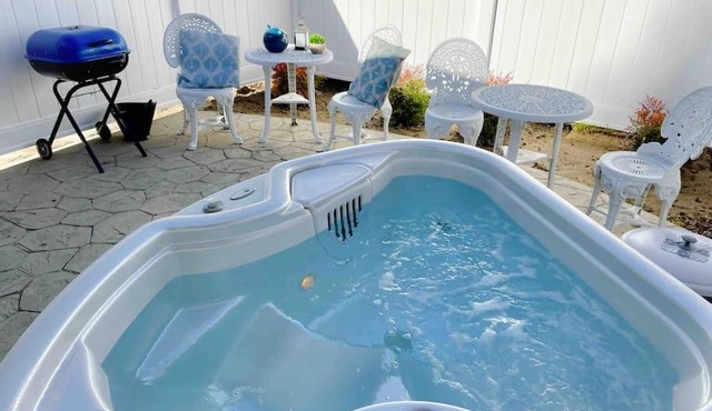 White Feather Suite Hot Tub Private Sleeps 2