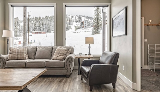 Whole Home includes Suite, Private Hot Tub, Laundry, BBQ, close to village