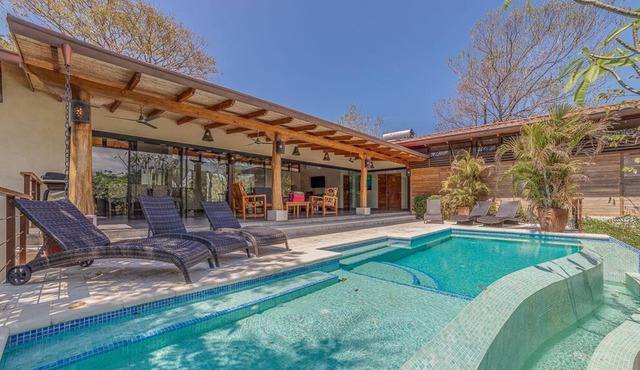 Wonderful family home w/ inf. pool in private community s