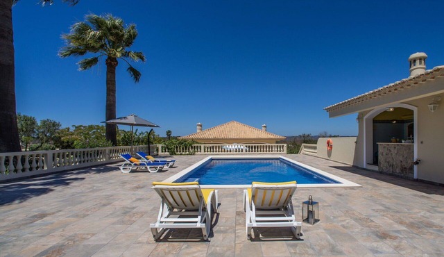 Wonderful private villa for 4 people with WIFI, A/C, pool, TV and terrace