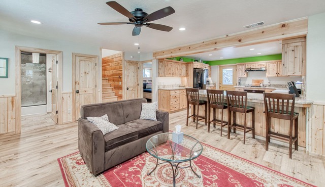 Wonderful Retreat Near the Lake W/Gourmet Kitchen, Free WIFi & Wraparound Deck!