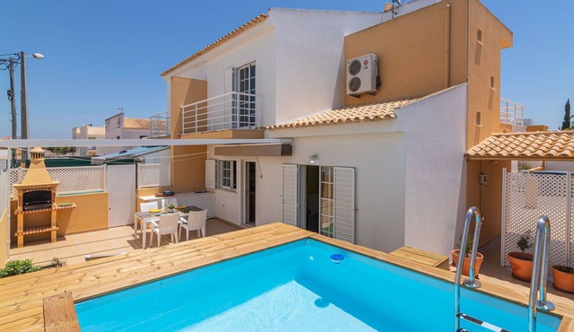 Wonderful villa for 6 people with private pool, WIFI, A/C, TV and balcony