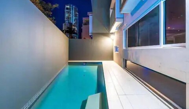 Wow Large 4 Bedrooms 4 bathroom with Private pool, 4 min walk to beach