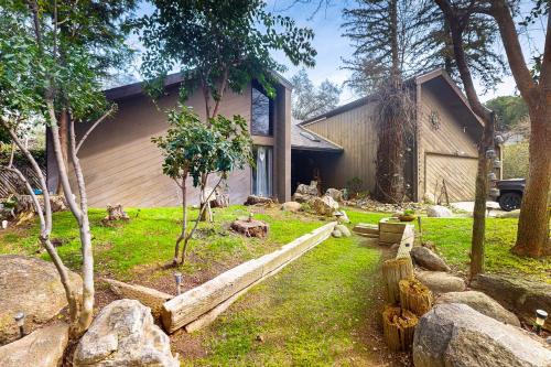 Yard & Patio: Quiet & Well-Stocked Riverside Home