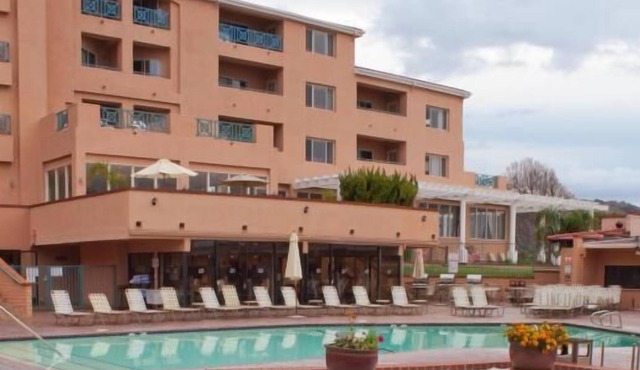 Your Home Away From Home! Free Parking, Onsite Pool, Near Avila Beach Pier