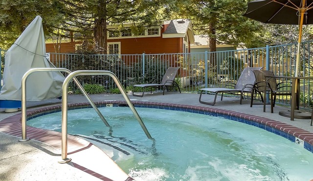 Your Napa Escape! 2 Relaxing Units, Free Parking, Outdoor Pool!
