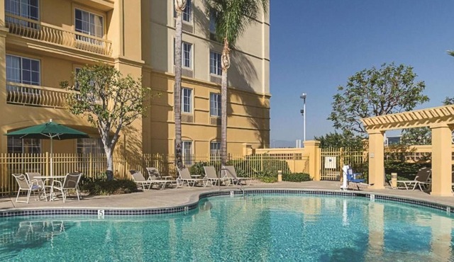 Your Relaxing Getaway Awaits! 2 Pet-Friendly Units Close to Golden Oak Park!