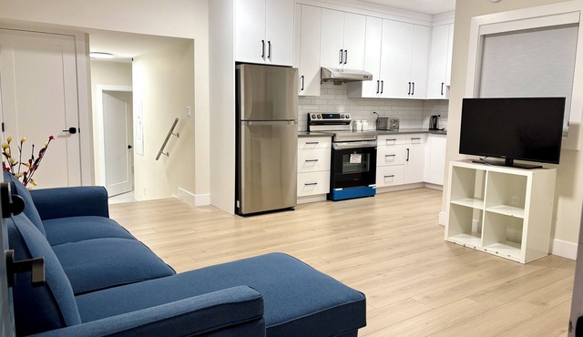 Your White Rock Beach Getaway: 2BR Suite, Modern Living, and Ocean Proximity!