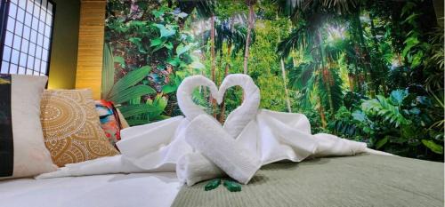 Zen Retreat-Jacuzzi, kitchenette, Walk to fun