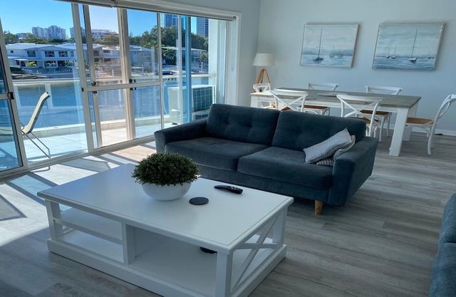 3br Broadbeach Lakefront Apartment