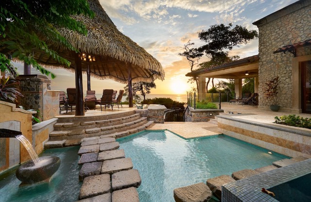 Beach Front, Luxury Private Villa on Beautiful Playa Langosta Beach / Tamarindo