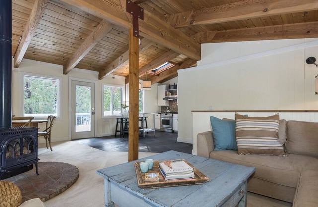 Chamberlands Elevated * Updated * Clean & Fresh * Private Pool, Beach & Tennis