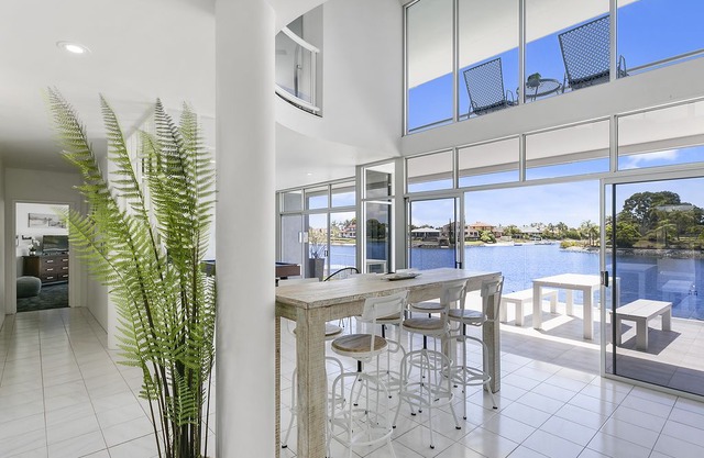 💙 Havana Blue - Large 4 Bedroom Waterfront Home 💙