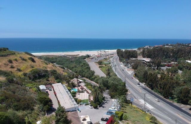 Malibu Country Inn