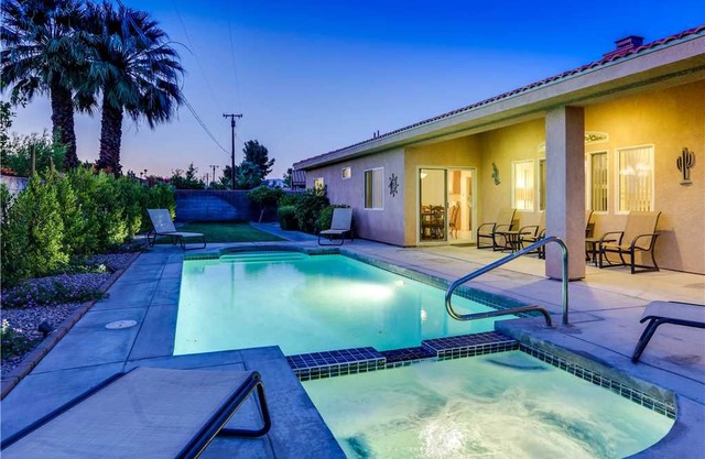 Minutes Away From Downtown Palm Springs!!