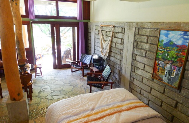 Modern Luxury Studio Suite - Steps To Beach & Short Walk to Town