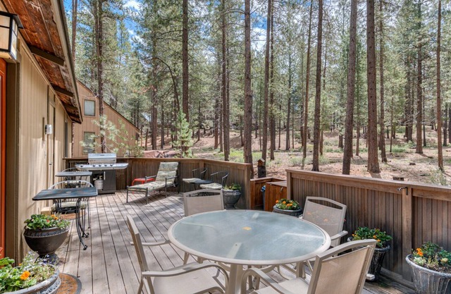 Rustic cabin bungalow with FREE waterpark & pool passes included! in Sunriver