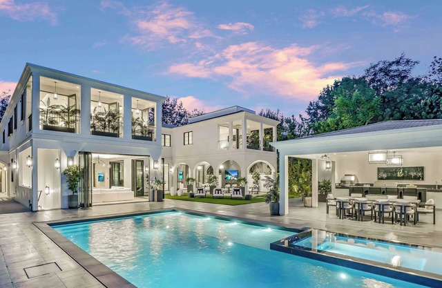Villa Colette by LuxJB 🏆 Beverly Hills Mansion with Resort-Style Service