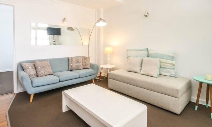 Burleigh Heads Apartment | 1 Bedroom Funky Beach Apartment Steps To The Beach