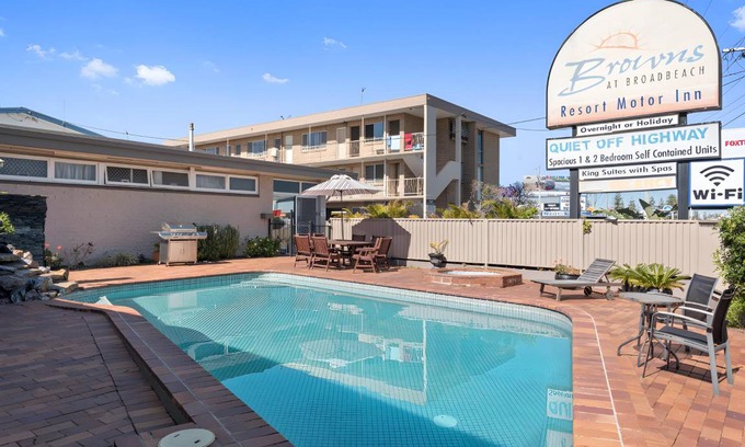 Mermaid Beach Hotel | 180 m² Motel ∙ 4 bedrooms ∙ 10 guests