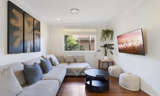 Mermaid Beach Apartment | 2-Bedroom Apartment Near the Beach with a BBQ