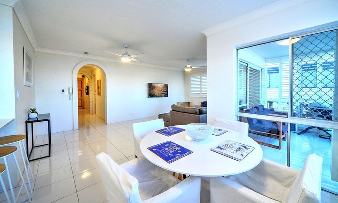 Biggera Waters Apartment | 2BR Broadwater View Apartment