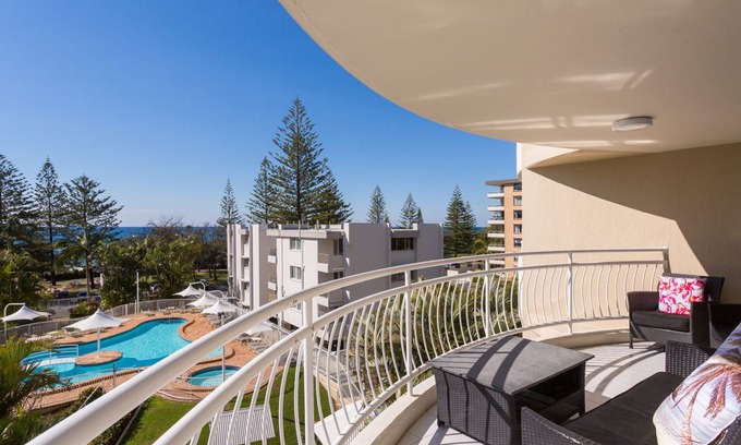 Burleigh Heads Apartment | 2nd Avenue Beachside Apartments 3A