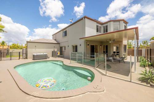 Benowa House | 371 m² House ∙ 4 bedrooms ∙ 10 guests