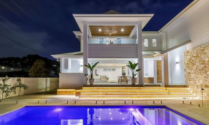 Burleigh Heads House | 4 Bedroom House with AirCon & Pool, Walk to Beach