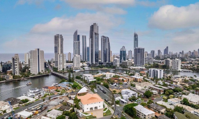 Surfers Paradise Villa | 4-bedroom villa in amazing Surfers Paradise with AC, WiFi