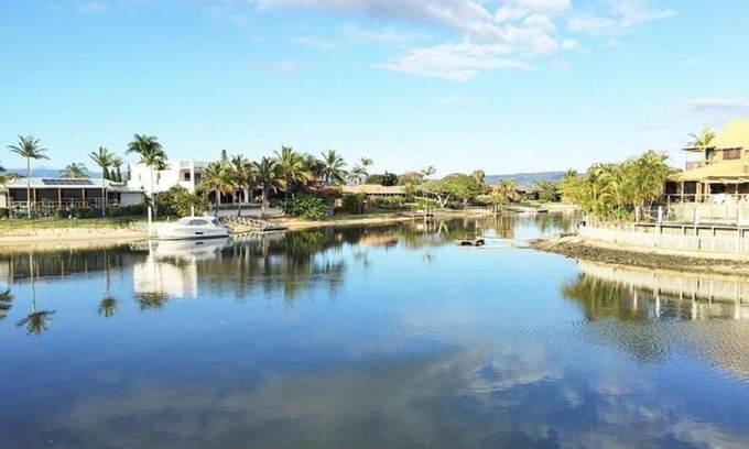 Mermaid Waters House | 5 Bedroom Luxury Waterfront Home