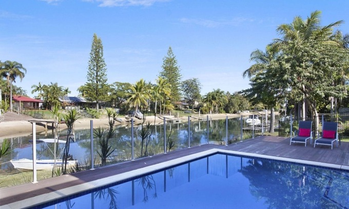Broadbeach Waters House | 5⭐️ Family Luxury Waterfront home in Central Broadbeach